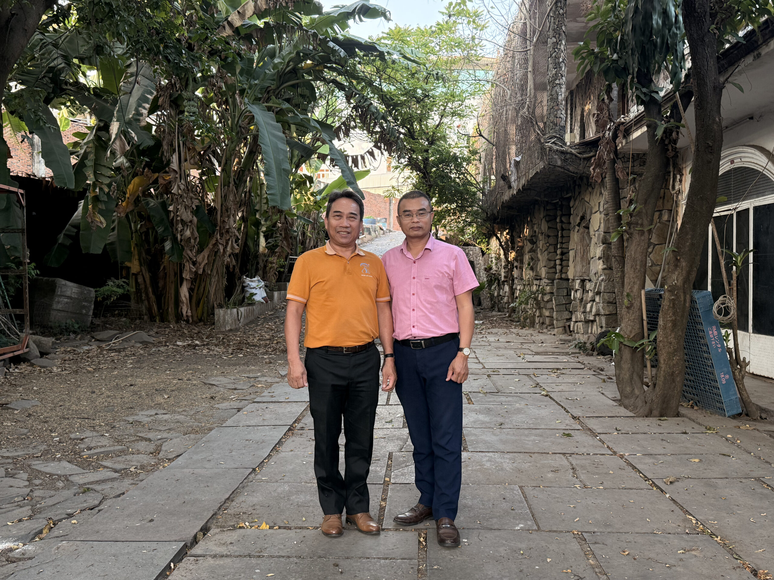 Sau lưng chúng tôi trước đây là 1 khách sạn trên khu đất cả ngàn m2 được sử dụng để thử nghiệm các loại nấm